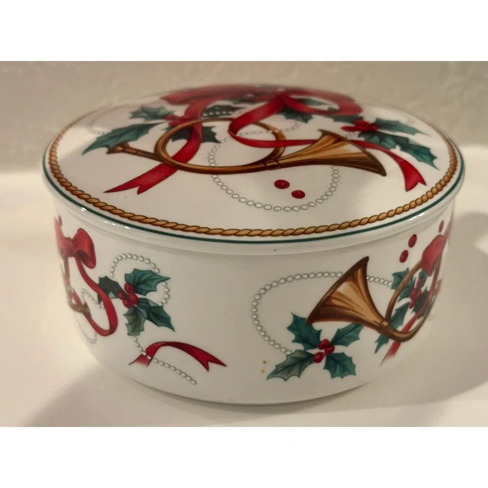 Mikasa Christmas Trinket Box Round Holiday Holly‎ Berry Gold Horn Red Bow Lid